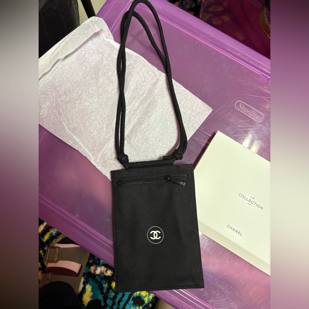 Black Logo Crossbody Bag NWT - Picture 4 of 7